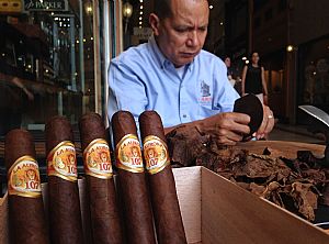 Rolling La Aurora Cigars (video)